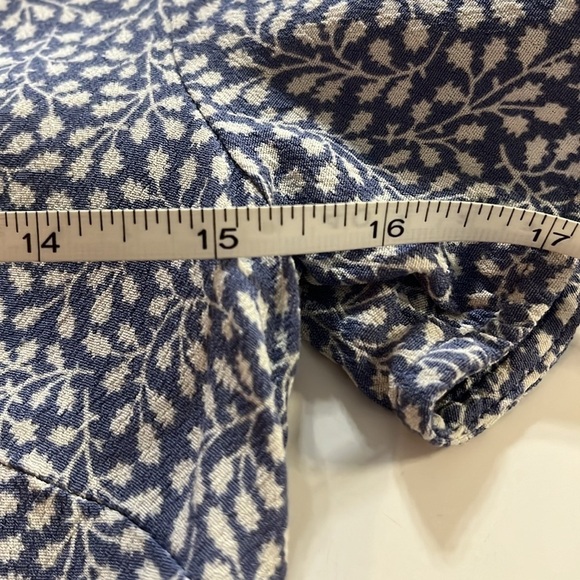 H&M blue and white short sleeve slightly cropped top. Size 4. Cute with jeans. - Picture 7 of 7